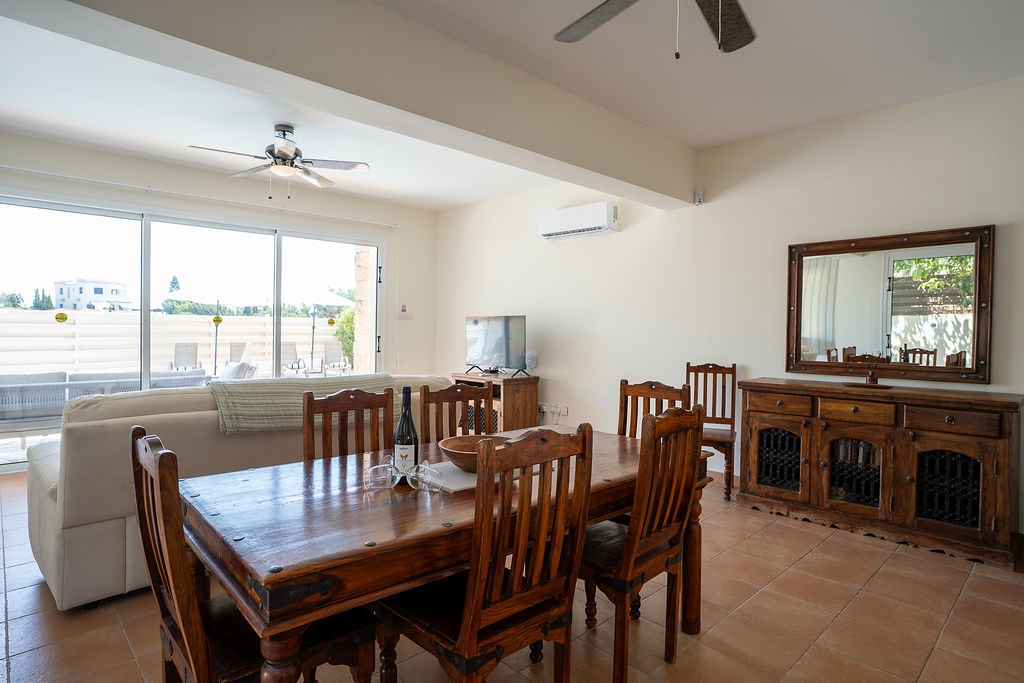 Villa Citrus Rose open-plan dining room with pool views