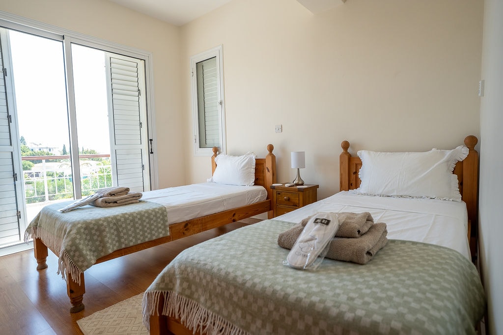 Twin bedroom with balcony
